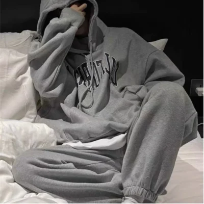 mac ao hoodie voi quan gi